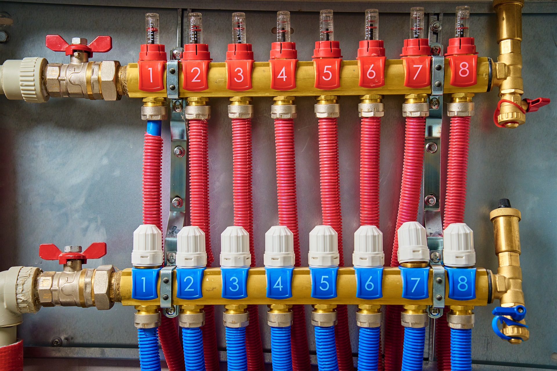 Stop valves in heating manifold system